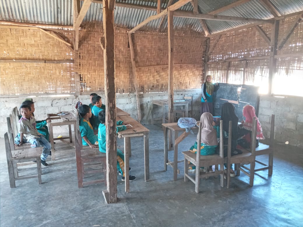 Kegiatan pendidikan di rumah binaan Senyum Anak Negeri