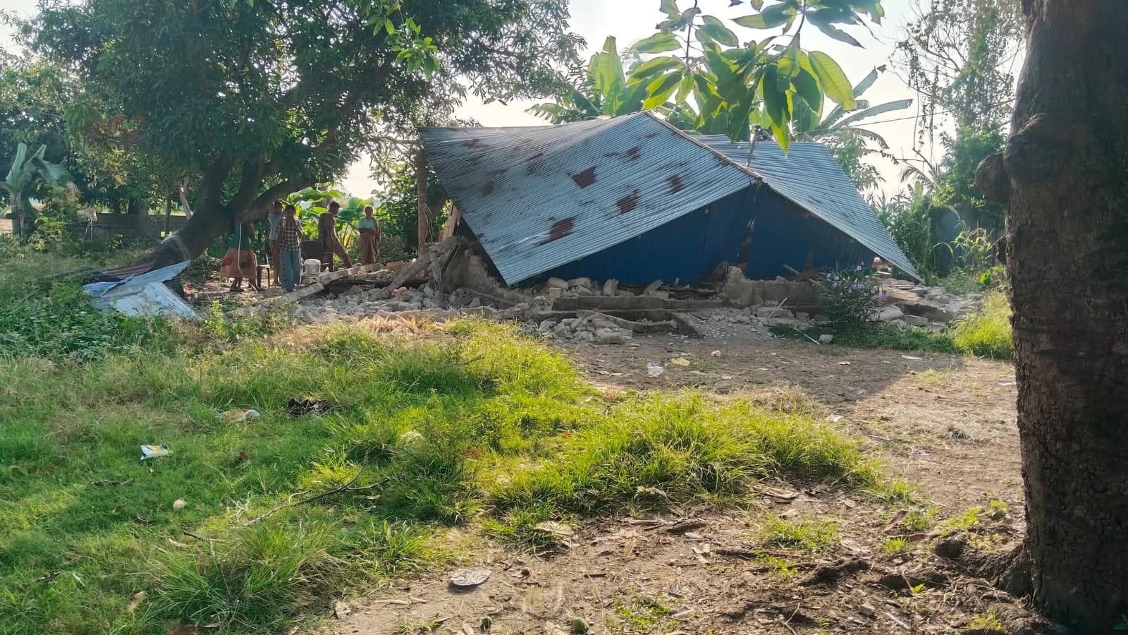 Rumah rusak pascagempa di Flores