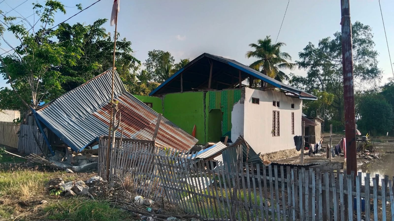 Rumah dan bangunan rusak pascagempa