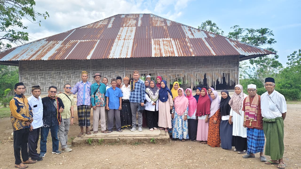 Tim Senyum Anak Negeri bersama masyarakat di NTT